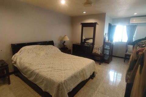 Condo in Watthana, Bangkok, Thailand, 3 bedrooms  № 136895 - photo 9