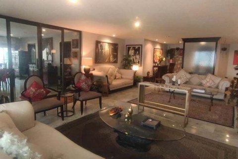 Condo in Watthana, Bangkok, Thailand, 3 bedrooms № 136895