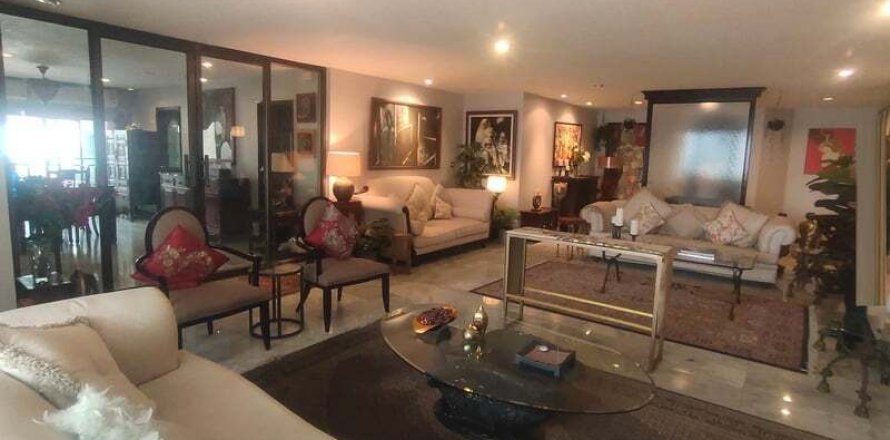 Condo in Watthana, Bangkok, Thailand, 3 bedrooms  № 136895