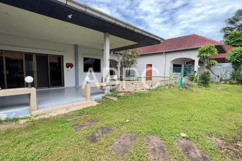 Casa de 4 dormitorios en Pattaya, Tailandia № 211845 - foto 2