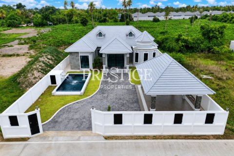 House in Pattaya, Thailand 4 bedrooms № 197493