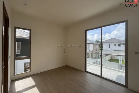 Casa de 4 dormitorios en Pattaya, Tailandia № 213154 - foto 15