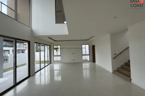 Casa de 4 dormitorios en Pattaya, Tailandia № 213154 - foto 3