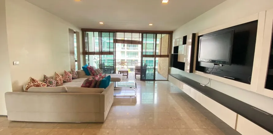 Condo in Khlong Toei, Bangkok, Thailand, 3 bedrooms  № 157143