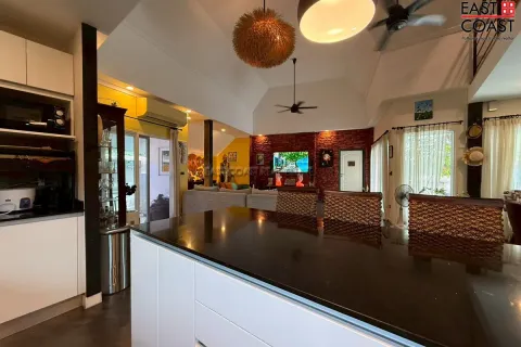 Casa de 3 dormitorios en Jomtien Beach, Pattaya, Tailandia № 212351 - foto 12