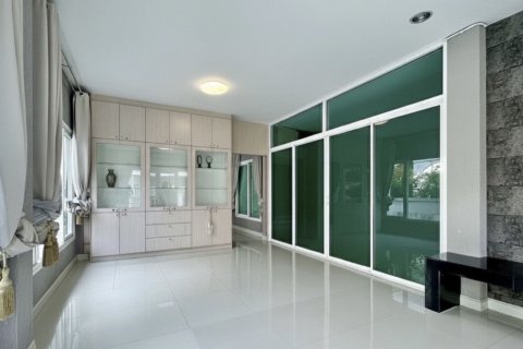 House in Nonthaburi, Thailand 4 bedrooms № 156922 - photo 2