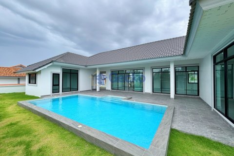 House in Pattaya, Thailand 3 bedrooms № 209309 - photo 1