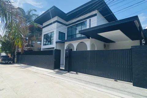 House in Pattaya, Thailand 4 bedrooms № 155632