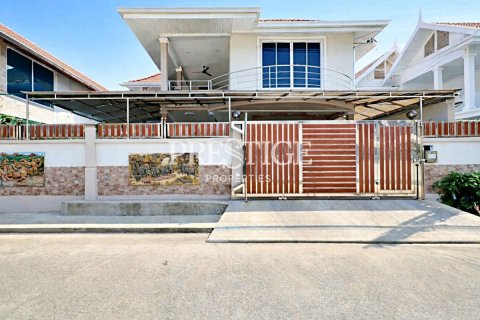 House in Pattaya, Thailand 6 bedrooms № 197726