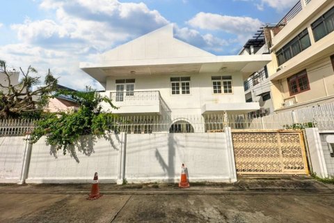 Дом в Бангкоке, Таиланд с 4 спальнями  № 114070 - фото 1