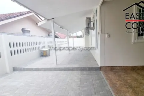 Casa de 4 dormitorios en Pattaya, Tailandia № 212380 - foto 5