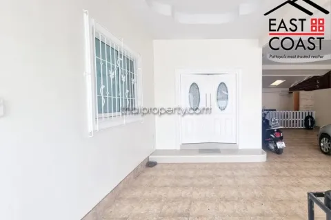 Casa de 4 dormitorios en Pattaya, Tailandia № 212380 - foto 3