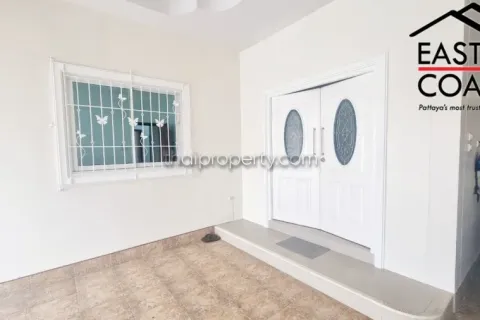 Casa de 4 dormitorios en Pattaya, Tailandia № 212380 - foto 4