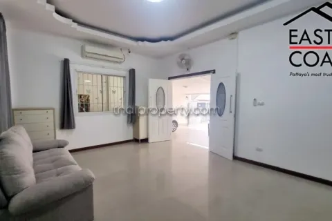 Casa de 4 dormitorios en Pattaya, Tailandia № 212380 - foto 2