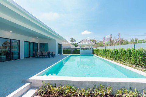 Villa in Hua Hin, Thailand 3 bedrooms № 172640 - photo 2