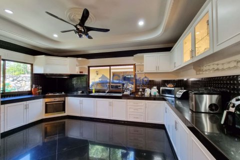 House in Pattaya, Thailand 3 bedrooms № 196825 - photo 9