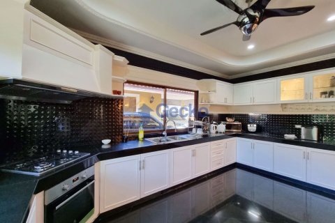 House in Pattaya, Thailand 3 bedrooms № 196825 - photo 7