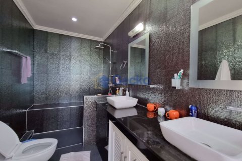 House in Pattaya, Thailand 3 bedrooms № 196825 - photo 21