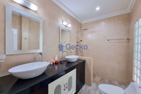House in Pattaya, Thailand 3 bedrooms № 196825 - photo 25