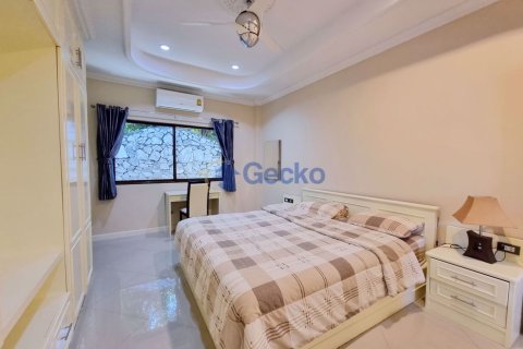 House in Pattaya, Thailand 3 bedrooms № 196825 - photo 12