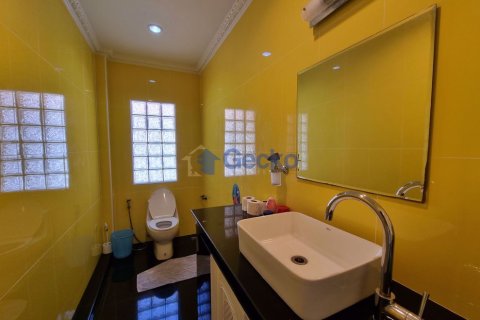House in Pattaya, Thailand 3 bedrooms № 196825 - photo 24