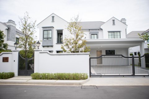 House in Bangkok, Thailand 4 bedrooms № 181248 - photo 2