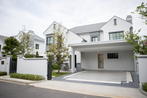 House in Bangkok, Thailand 4 bedrooms № 181248 - photo 1