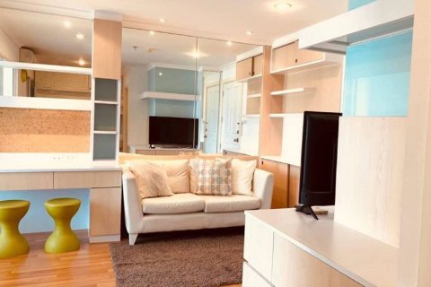 Condo in Huai Khwang, Bangkok, Thailand, 1 bedroom № 200694 - photo 4