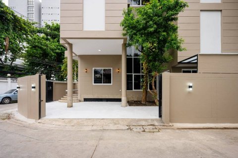House in Bangkok, Thailand 5 bedrooms № 180525 - photo 25