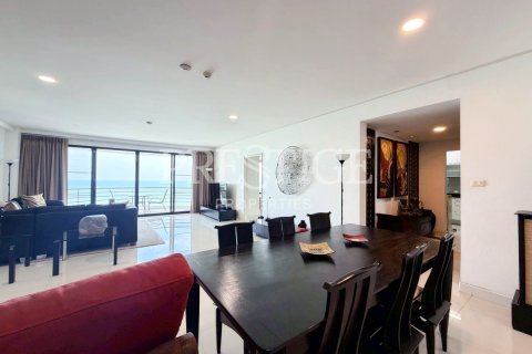 Condo in Pattaya, Thailand, 3 bedrooms № 202380 - photo 8