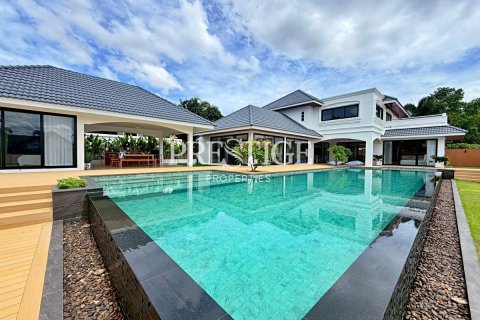 House in Pattaya, Thailand 6 bedrooms № 197558