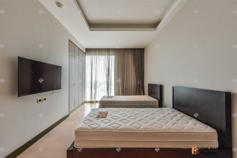 Condo in Bangkok, Thailand, 3 bedrooms № 202373 - photo 8