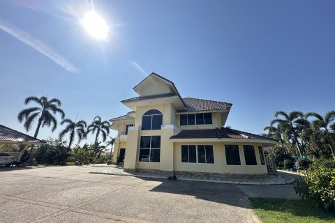 Villa in Hua Hin, Thailand 6 bedrooms № 139928 - photo 1