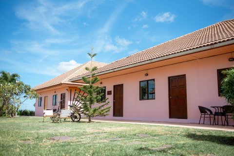 Отель в Бурираме, Таиланд  № 152957 - фото 1