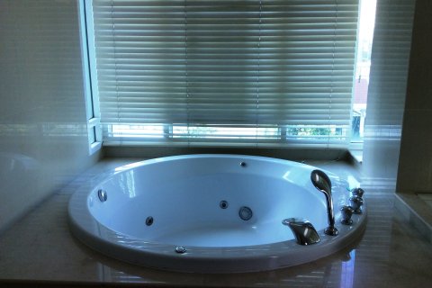 Condo in Watthana, Bangkok, Thailand, 2 bedrooms № 160665 - photo 5