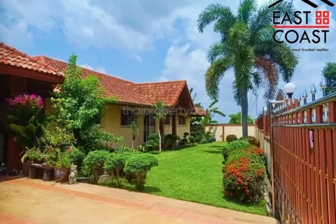 Casa de 4 dormitorios en Pattaya, Tailandia № 213227 - foto 2