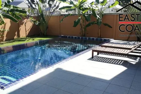 Casa de 4 dormitorios en Pattaya, Tailandia № 213225 - foto 2