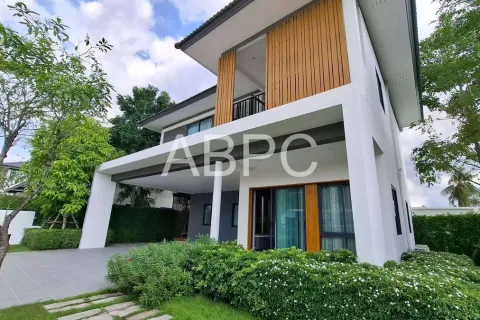 Casa de 4 dormitorios en Pattaya, Tailandia № 210988 - foto 2