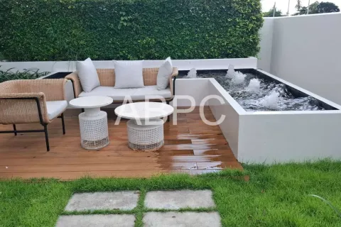 Casa de 4 dormitorios en Pattaya, Tailandia № 210988 - foto 3