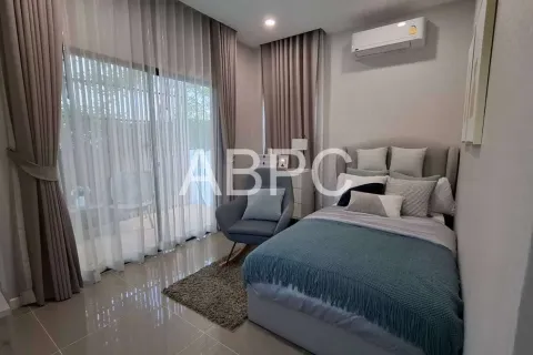 Casa de 4 dormitorios en Pattaya, Tailandia № 210988 - foto 11