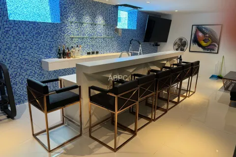 Casa de 4 dormitorios en Pattaya, Tailandia № 210990 - foto 11