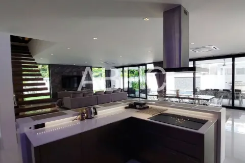 Casa de 4 dormitorios en Pattaya, Tailandia № 210990 - foto 4