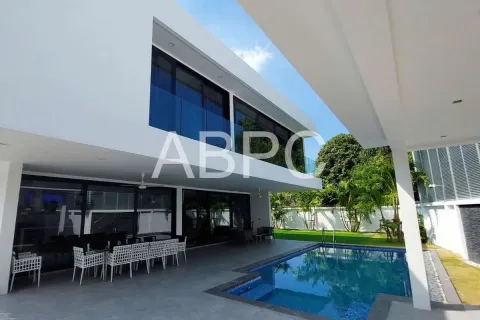 Casa de 4 dormitorios en Pattaya, Tailandia № 210990 - foto 2