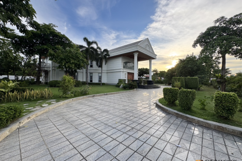 House in Bangkok, Thailand 6 bedrooms № 189043