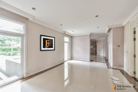 House in Bangkok, Thailand 7 bedrooms № 189045
