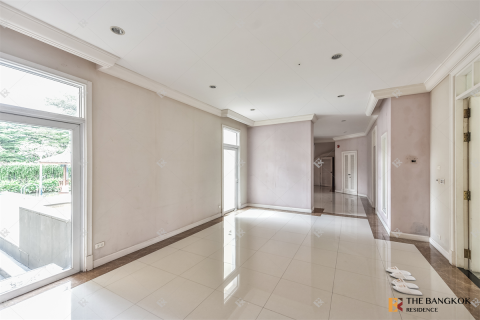 House in Bangkok, Thailand 7 bedrooms № 189045