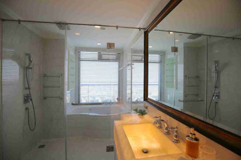 Condo in Thonburi, Bangkok, Thailand, 3 bedrooms № 184094 - photo 16