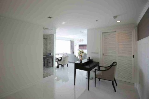 Condo in Thonburi, Bangkok, Thailand, 3 bedrooms № 184094 - photo 17
