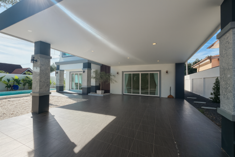 House in Pattaya, Thailand 5 bedrooms № 147048 - photo 2