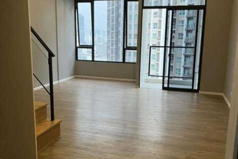 Condo à Huai Khwang, Bangkok, Thaïlande, 3 chambres № 164519 - photo 1